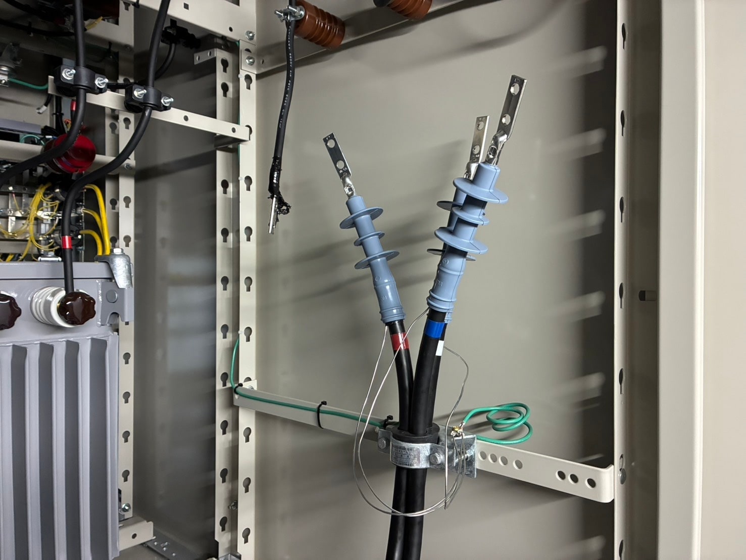 キュービクル内の端末設置と接地処理