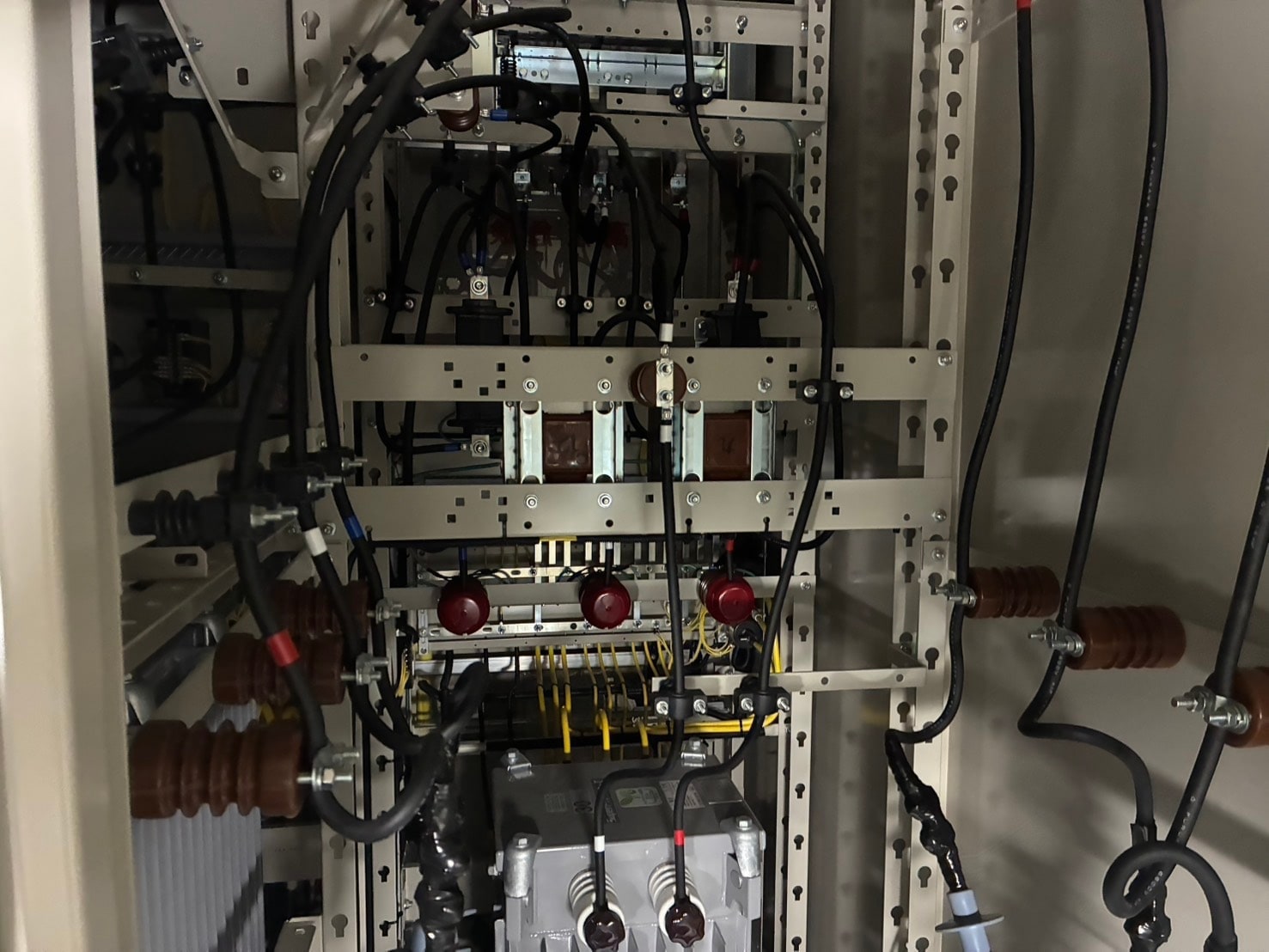 高圧受電キュービクル内部全景