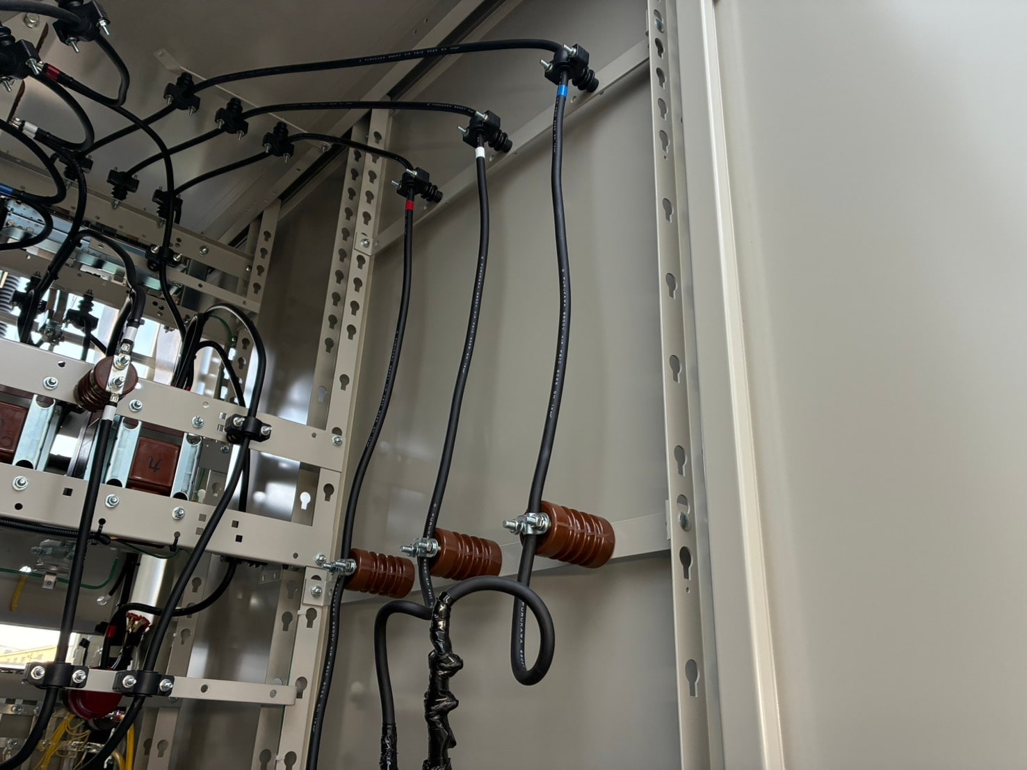 キュービクル内の計器用変成器二次側配線