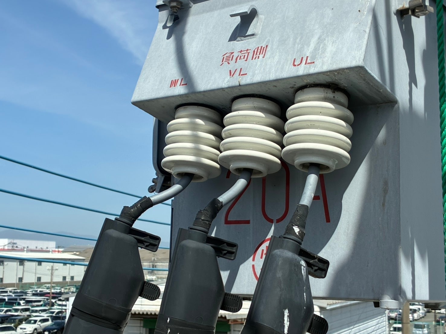 更新されたPAS（高圧気中開閉器）負荷側端子